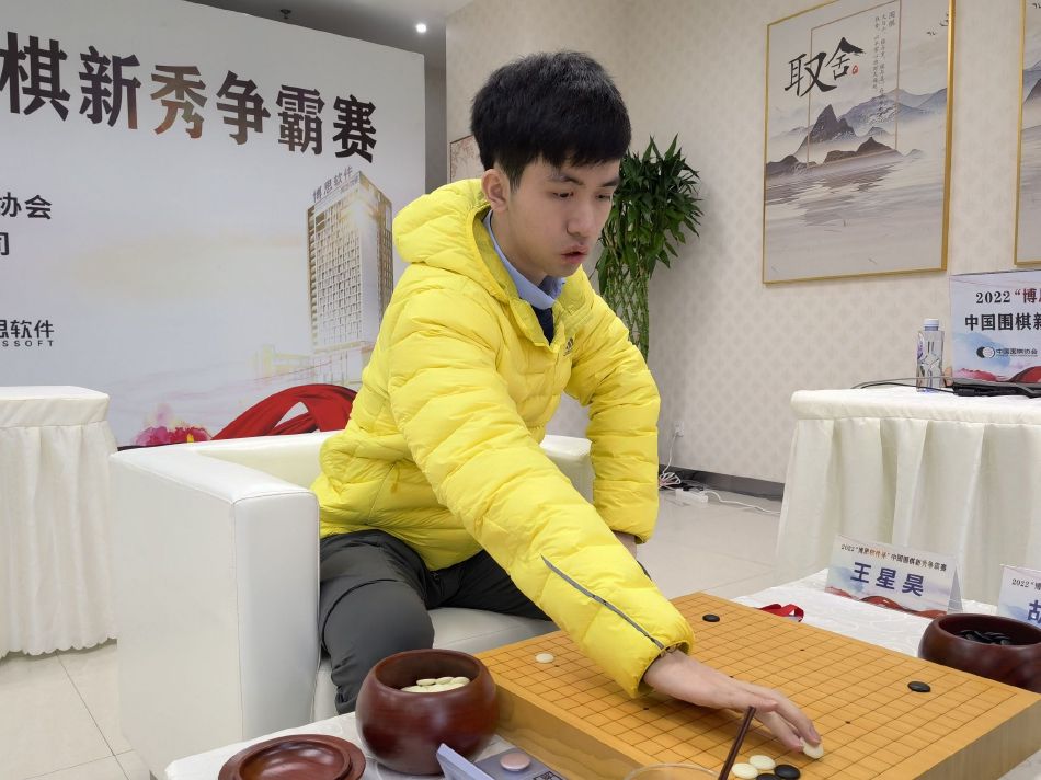 西班牙媒体《每日体育报》的消息，巴萨准备劝队内前锋莱万降薪。